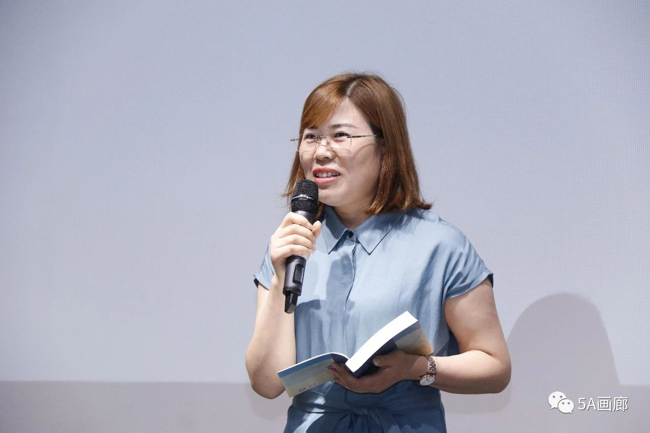 女诗人袁翔朗诵自己的诗作